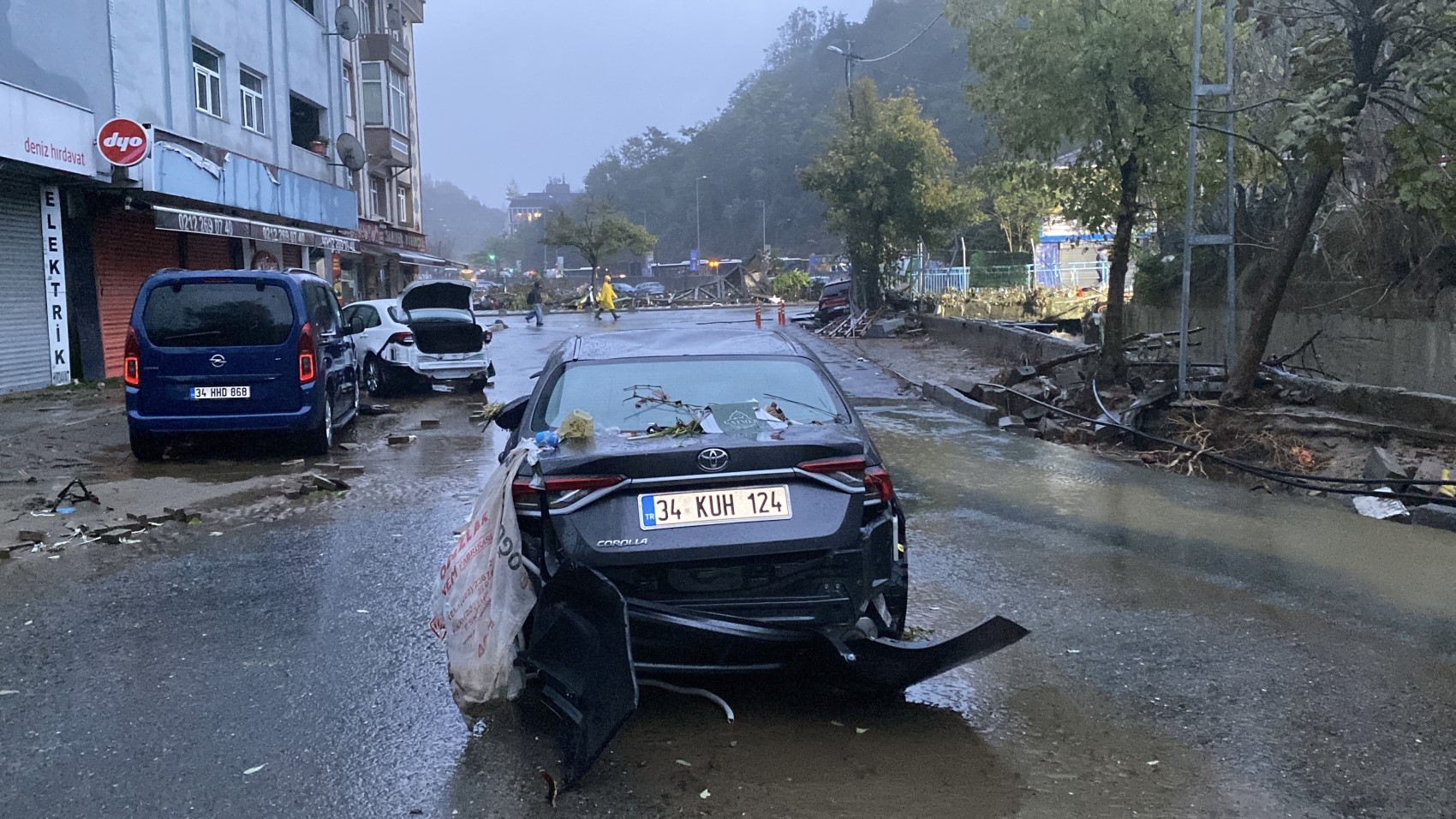 Sarıyer Ayazağa’da selin yol açtığı hasar gün ağarınca ortaya çıktı