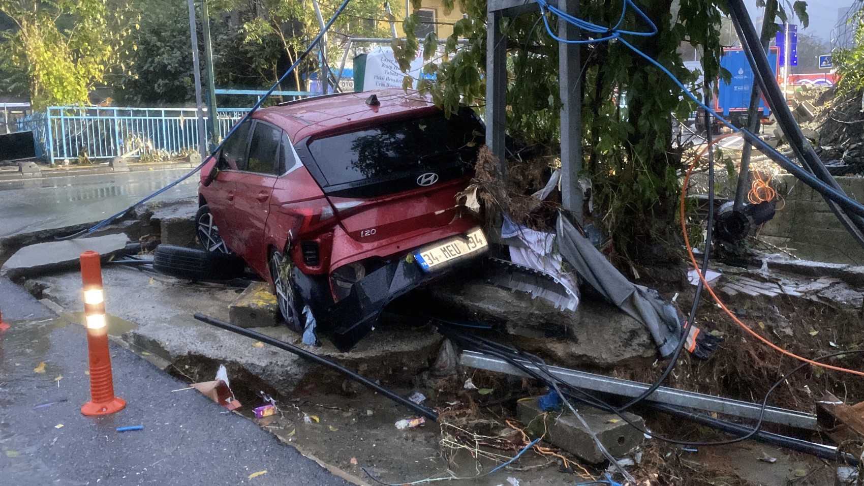 Sarıyer Ayazağa’da selin yol açtığı hasar gün ağarınca ortaya çıktı