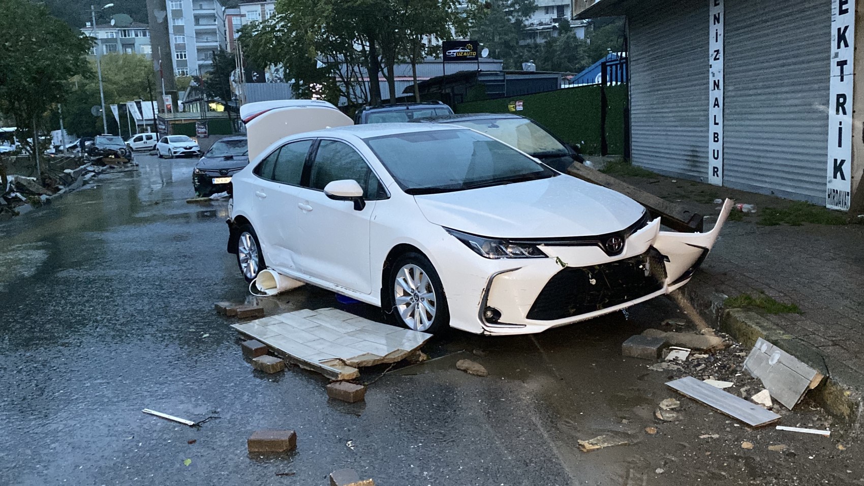 Sarıyer Ayazağa’da selin yol açtığı hasar gün ağarınca ortaya çıktı