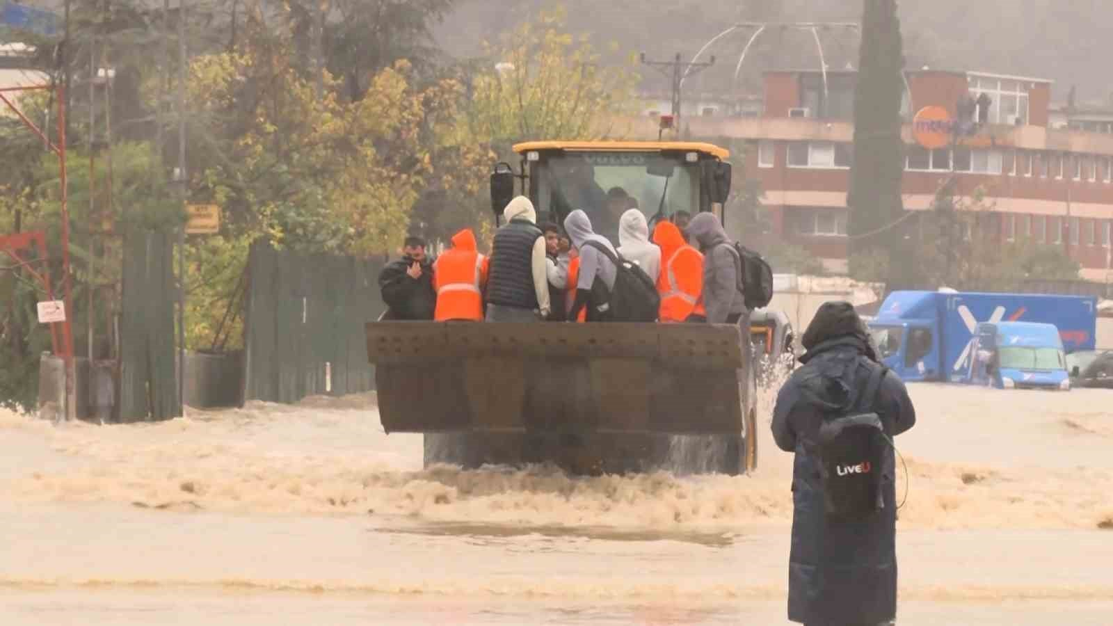 Sarıyer Ayazağa’da suyla kaplanan yolda iş makinesiyle kurtarılan yurttaşlar.