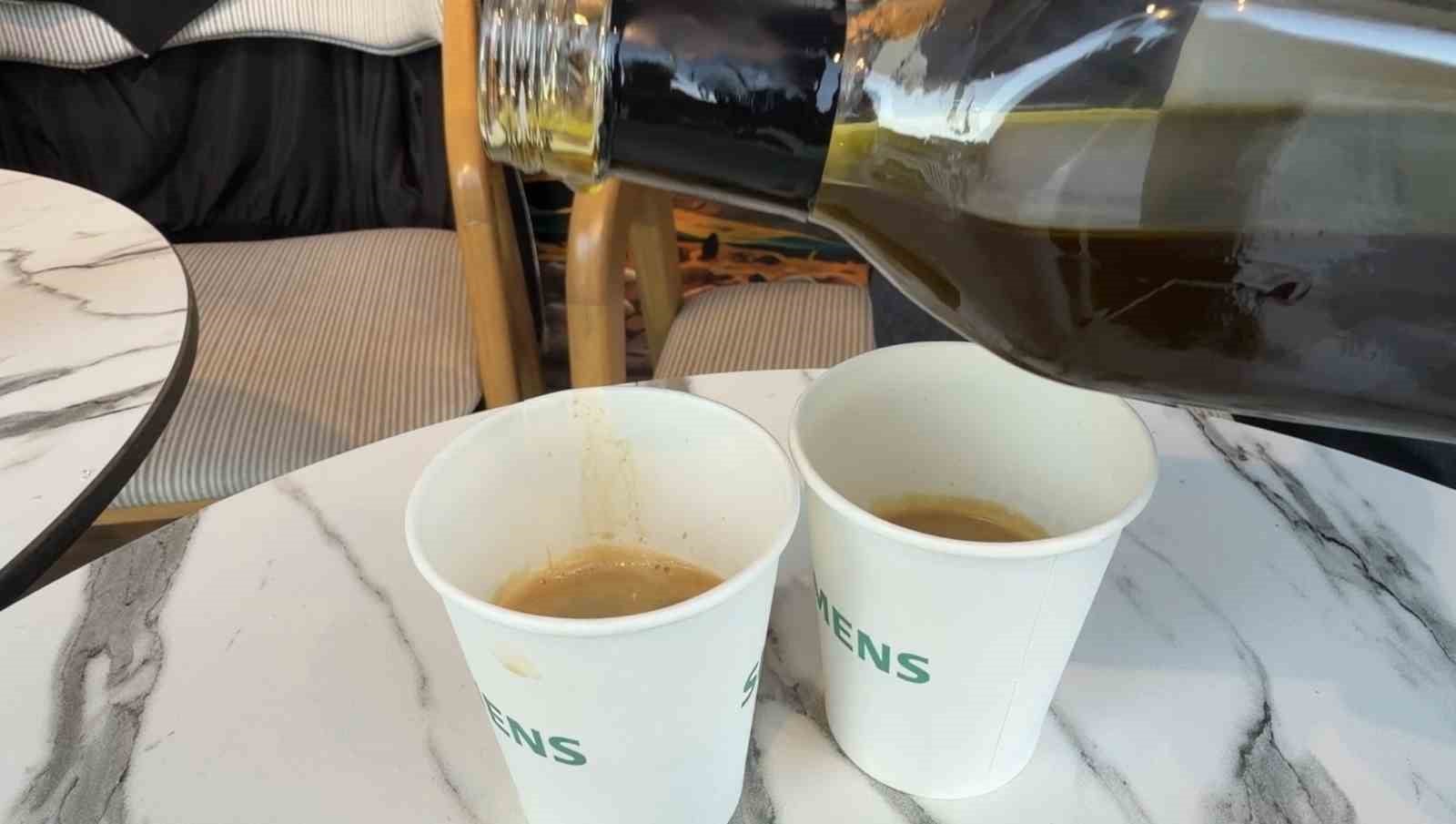 Edremit’teki festivalde zeytinyağının kahve fincanlarına döküldüğü an.