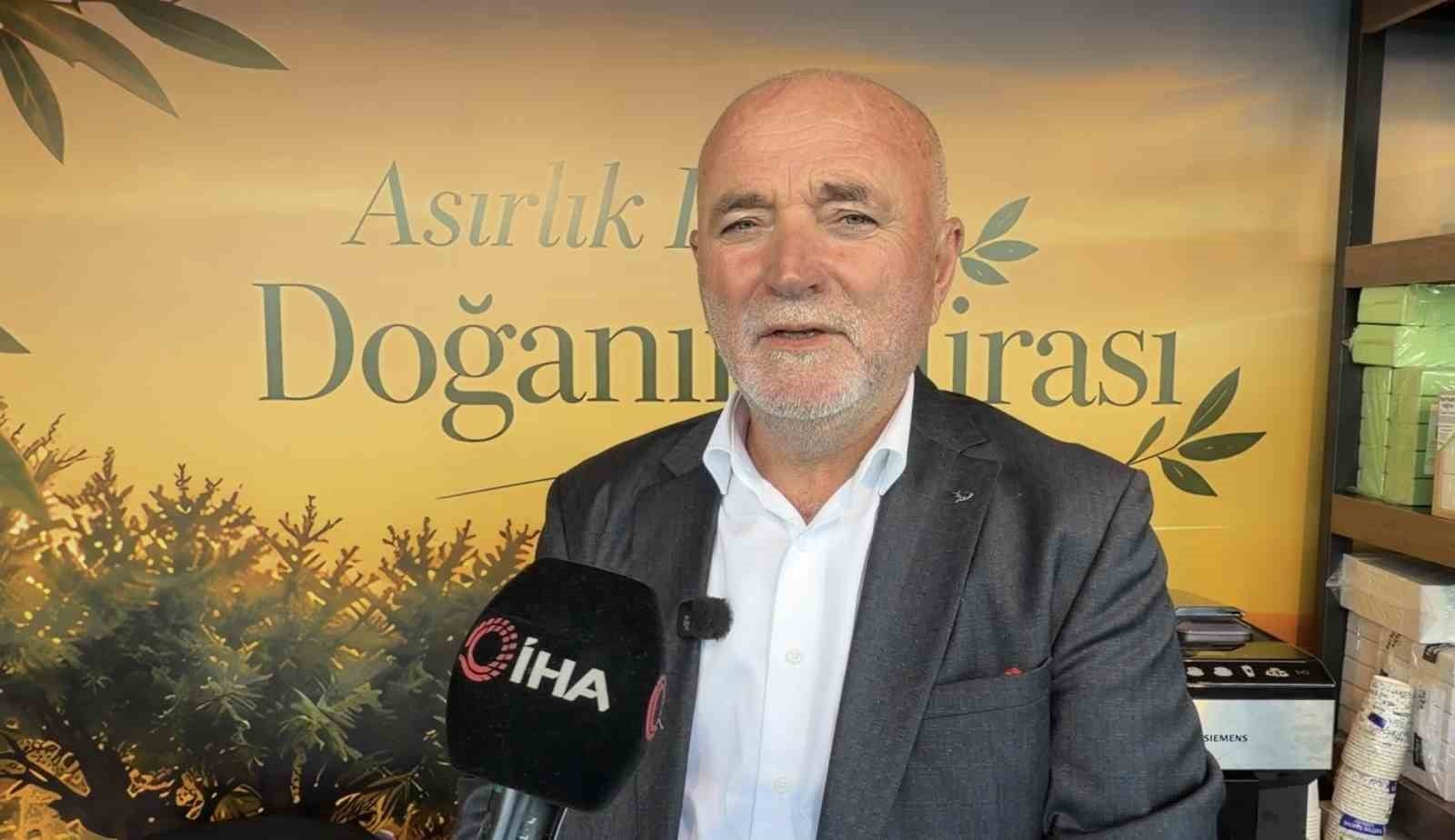 Murat Küçükçakır festival alanında mikrofonlara açıklama yapıyor.