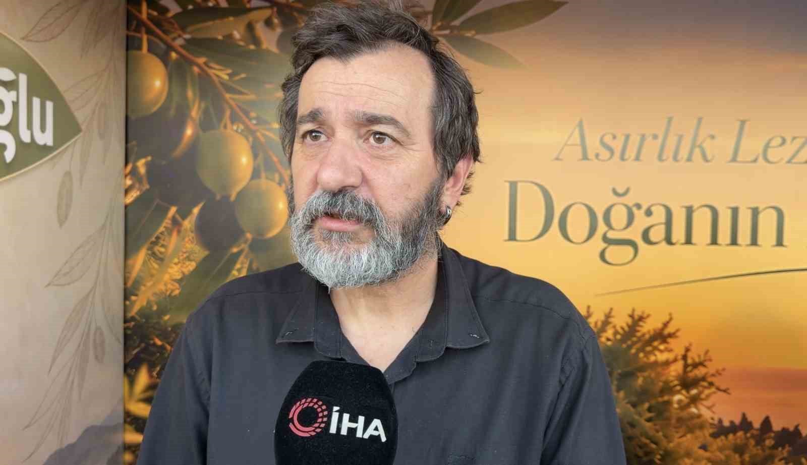Yıldırım Baydar festival alanında zeytinyağlı kahve hakkında konuşuyor.