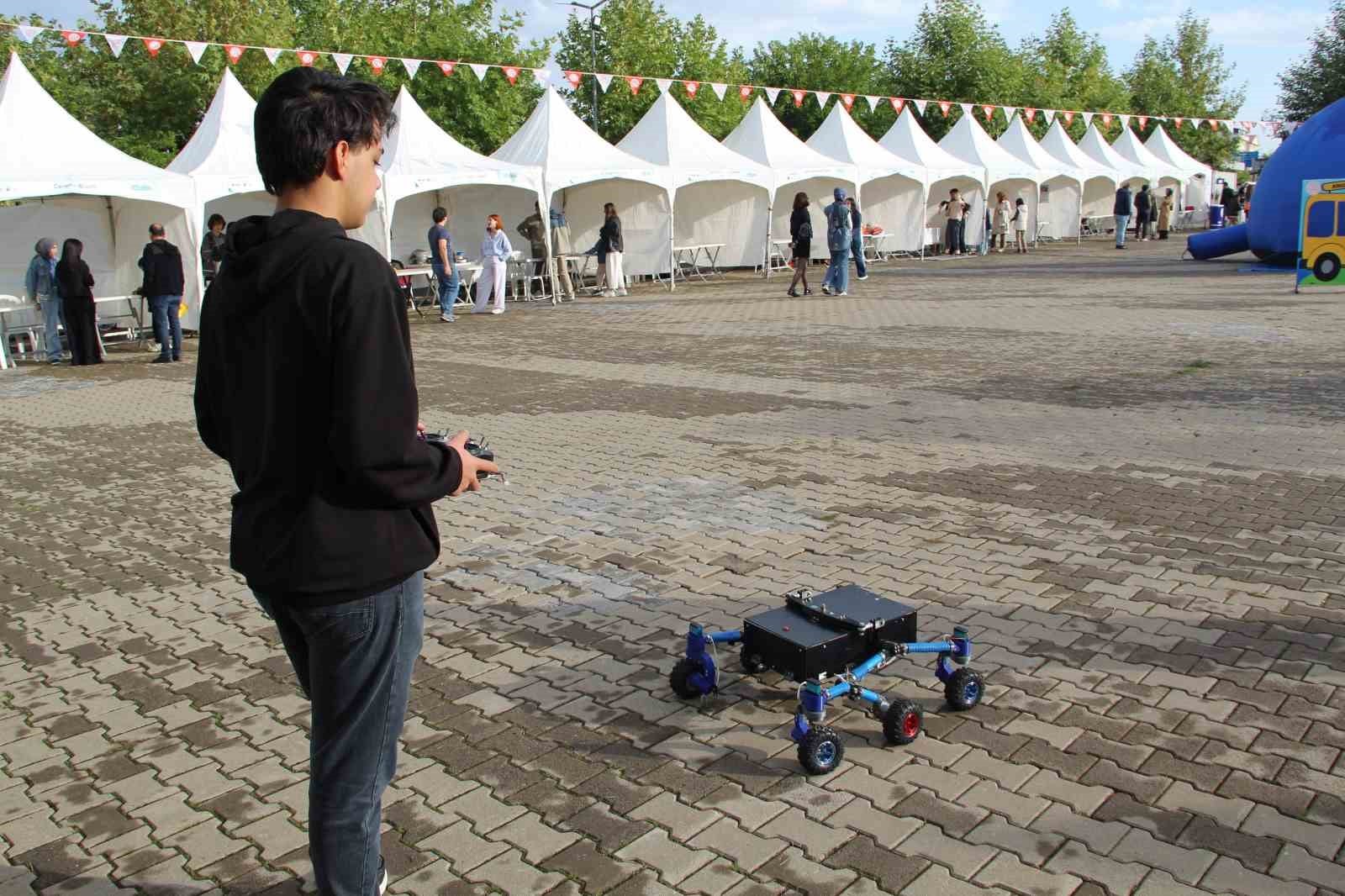 Emir Azam Alban açık alanda uzaktan kumandayla arama kurtarma robotunu kullanıyor.