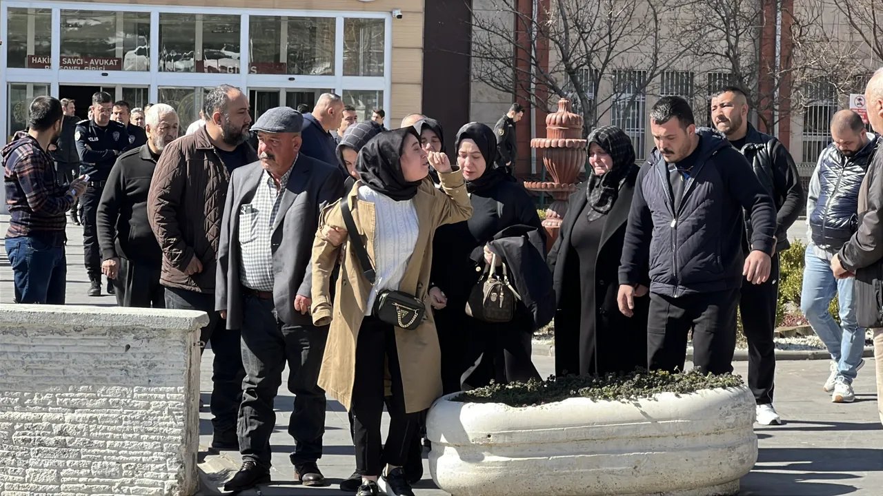 Relatives of Mesut Kazancı and citizens gathered in front of the courthouse.