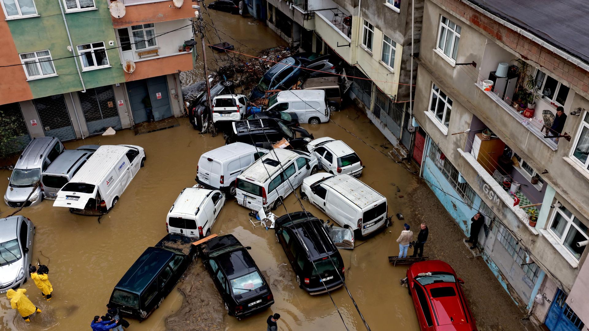 Sarıyer’de su baskını sonrası çamurlu su içinde kalan ve hasar gören araçlar.