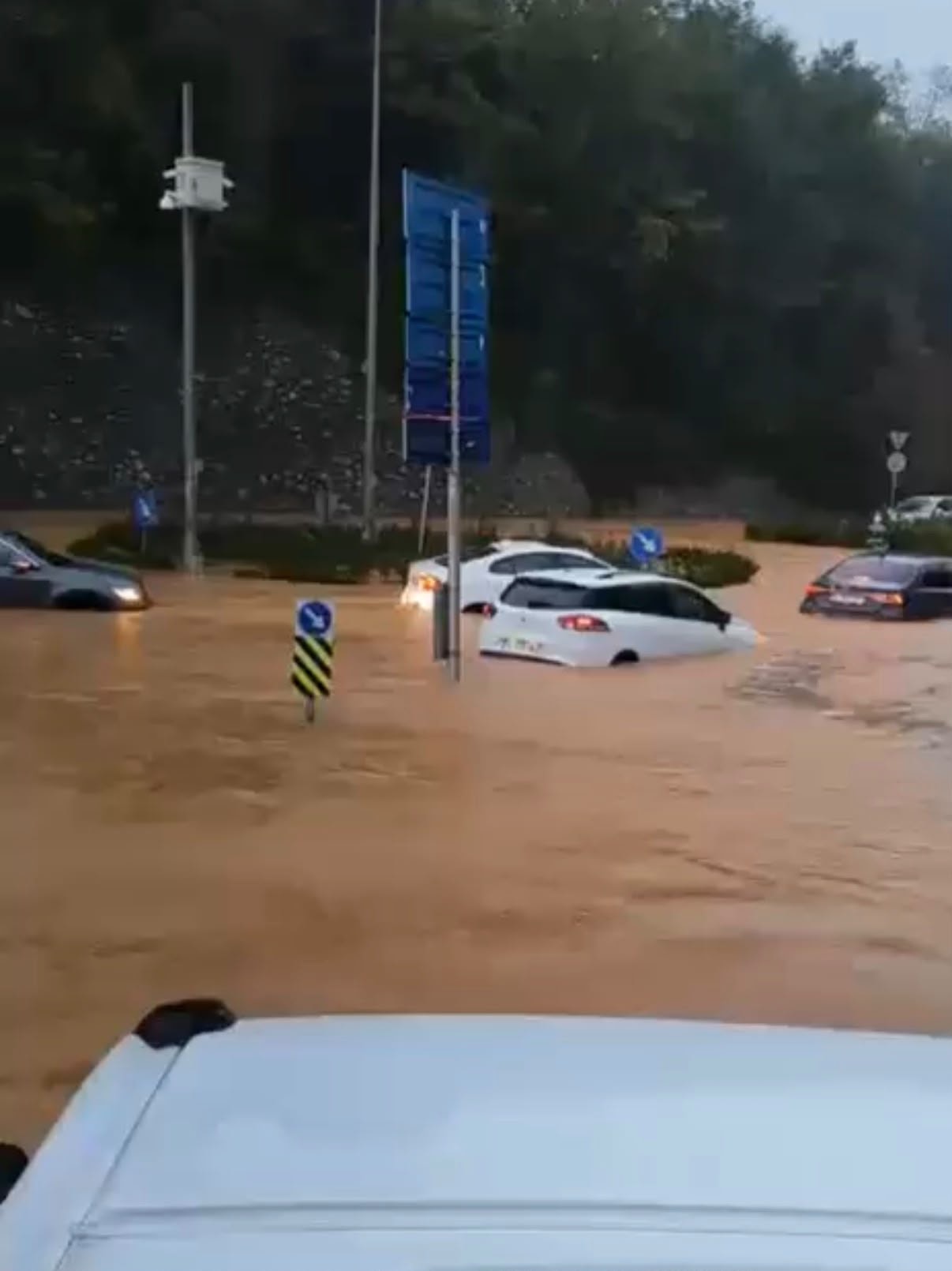 Beykoz’da sel suları içinde kalan araçlar ve suyla kaplanan yol.