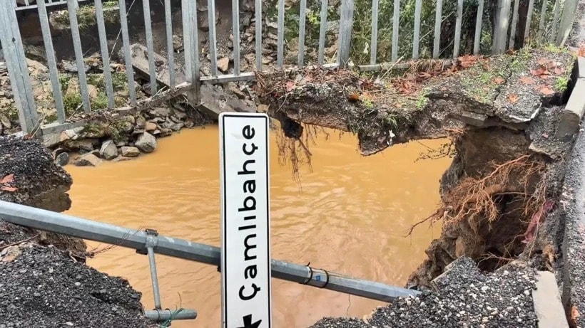 Çamlıbahçe tabelasının yanında çöken köprü ve çamurlu dere suyu.