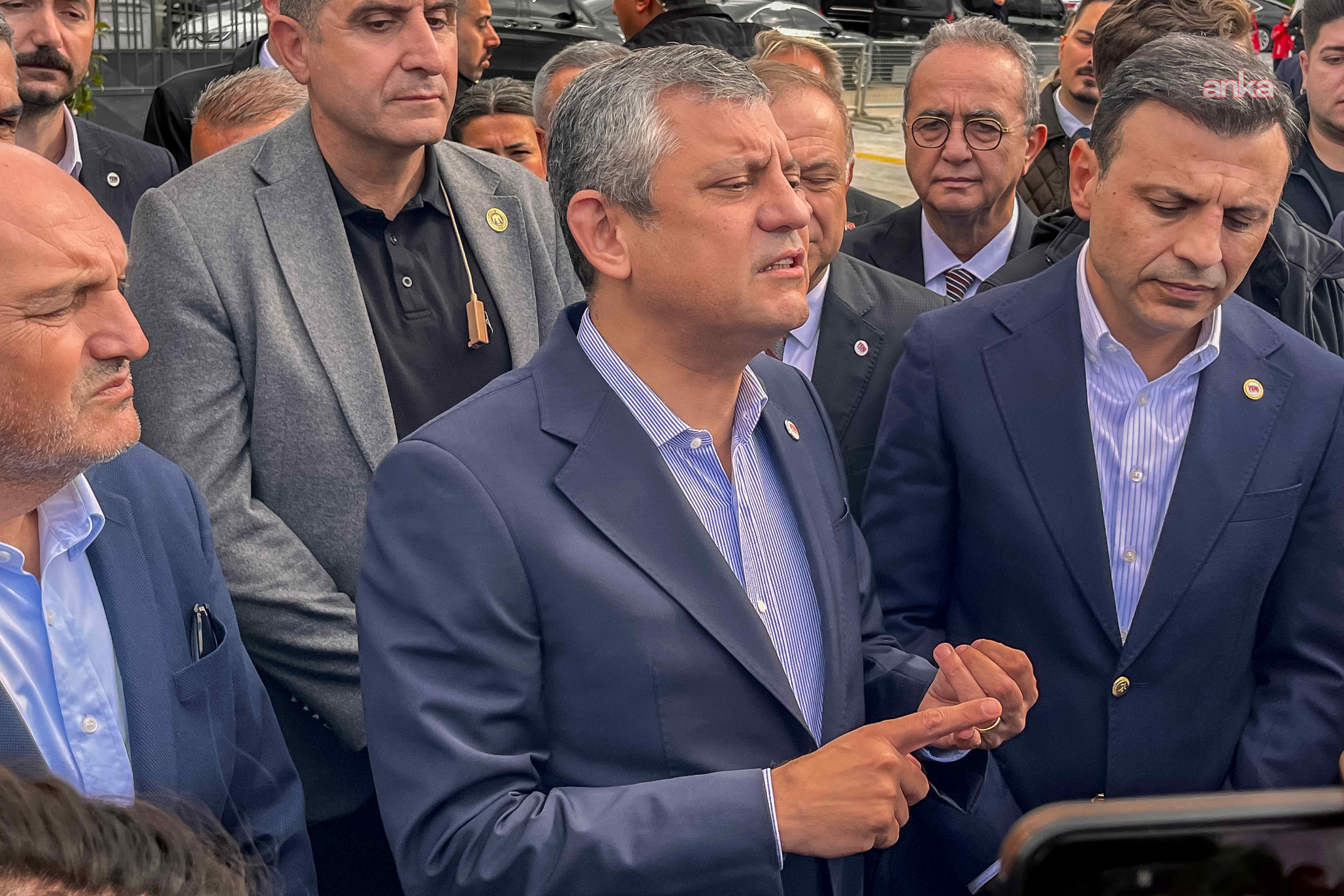 Silivri’de kalabalık arasında Özgür Özel ve beraberindeki kişiler.