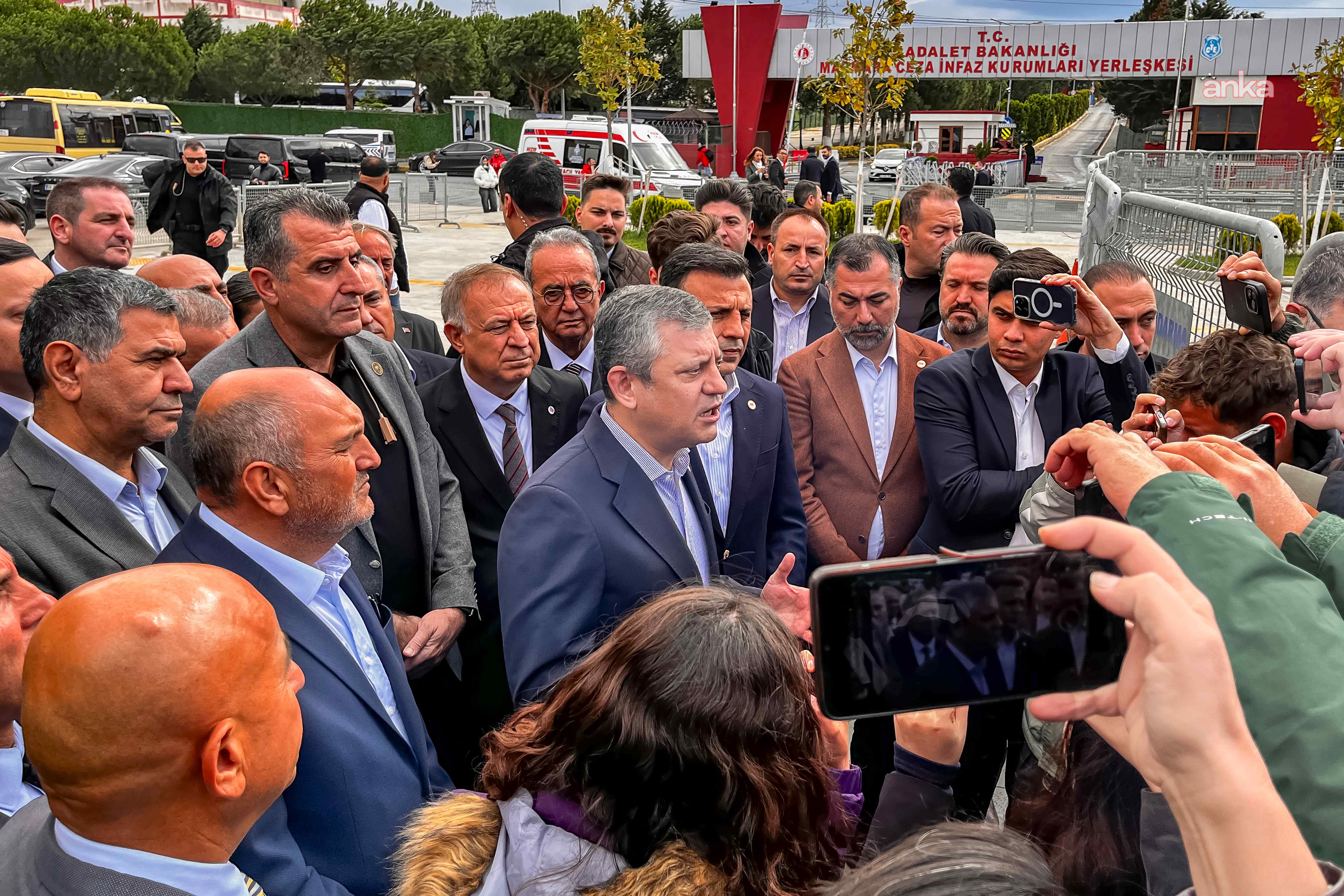 Marmara Ceza İnfaz Kurumları Yerleşkesi önünde kalabalık ve basın mensupları.