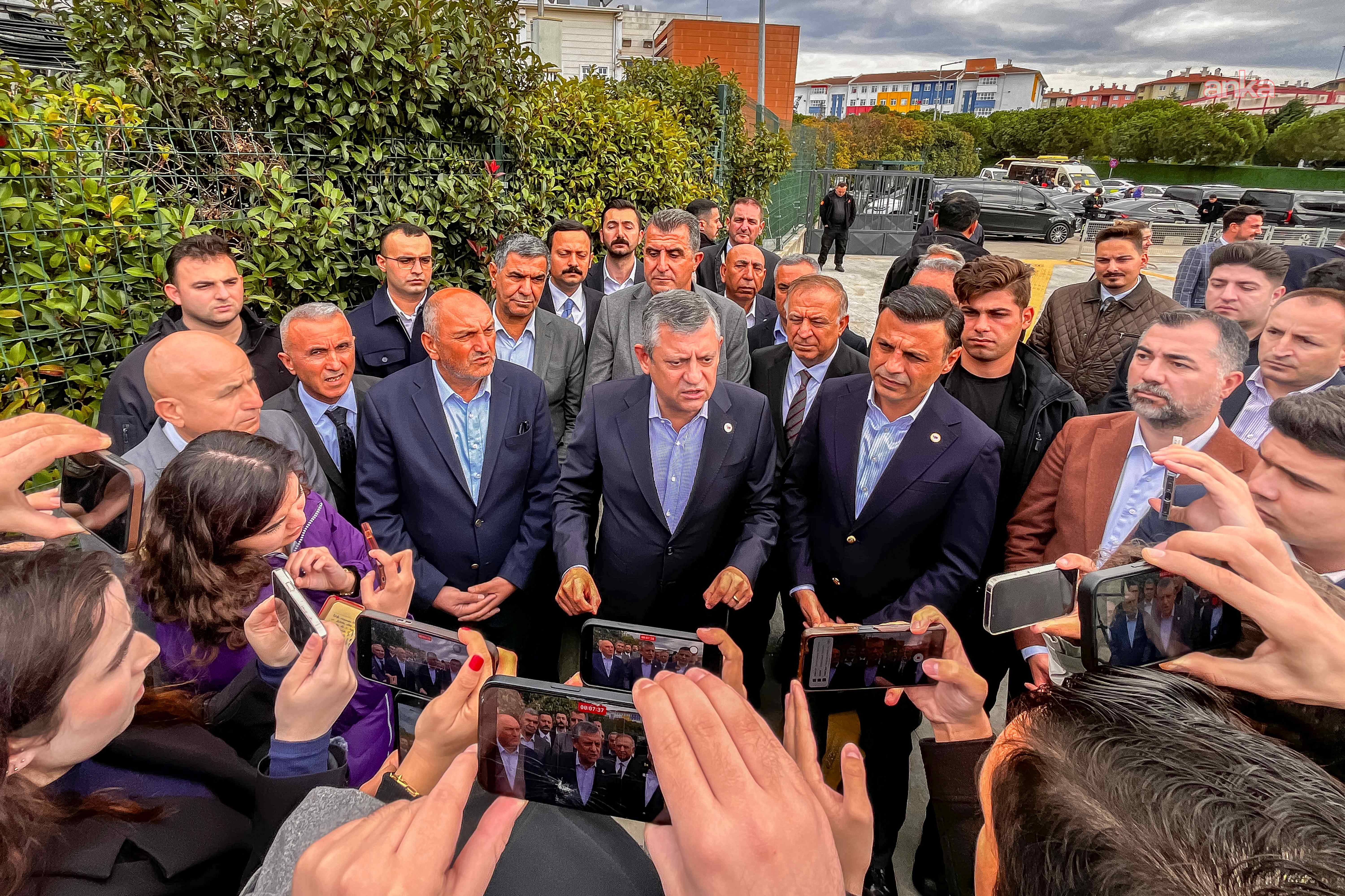 Silivri’de Özgür Özel’in çevresinde toplanan kalabalık ve cep telefonlarıyla kayıt yapan kişiler.