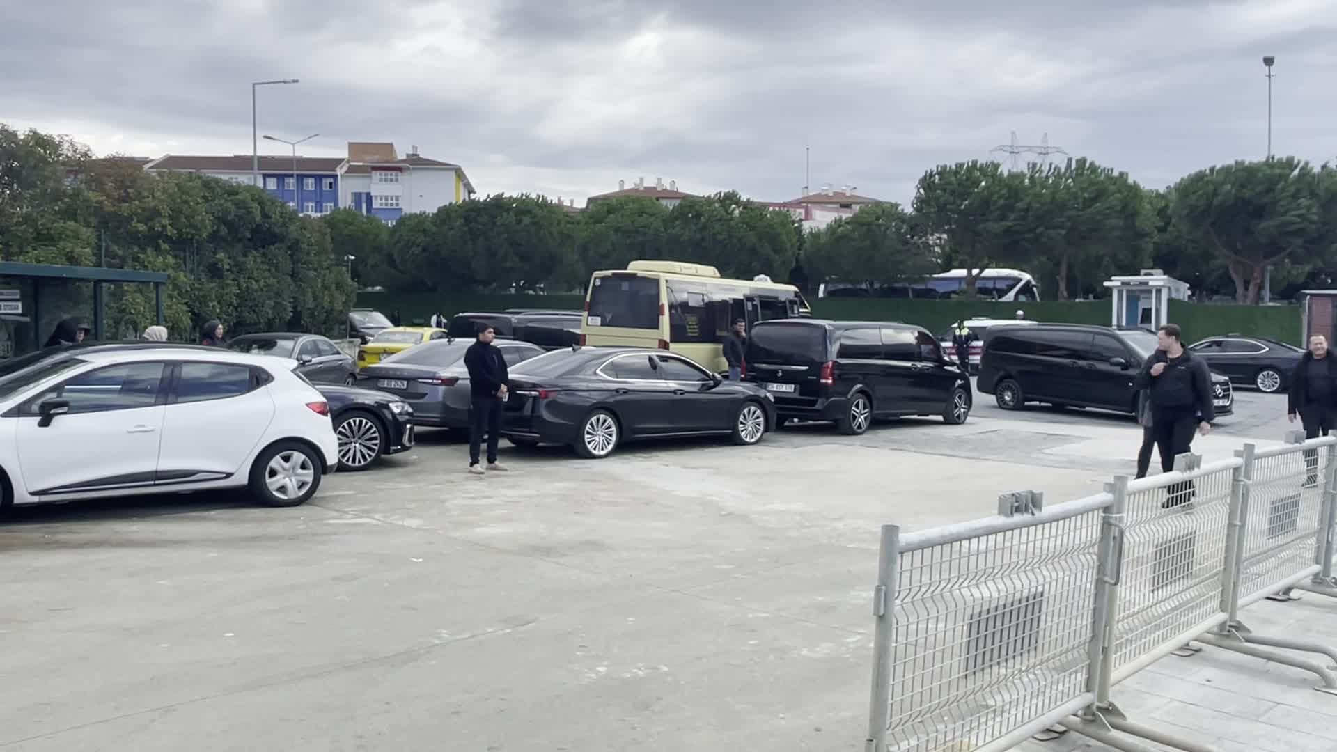 Silivri’de ceza infaz kurumları yerleşkesi çevresinde araçlar ve güvenlik bariyerleri.