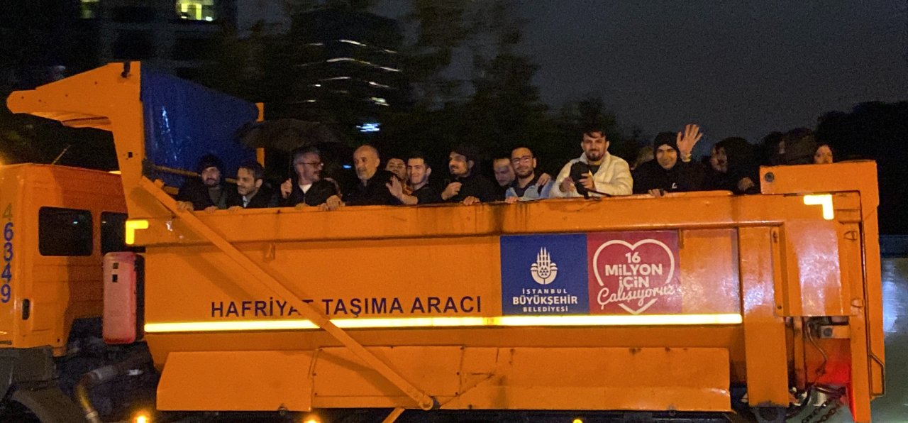 Gece saatlerinde hafriyat taşıma aracının kasasında tahliye edilen işçiler.