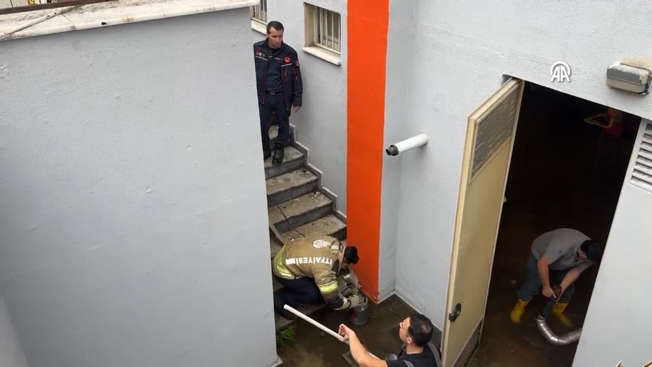 İtfaiye ekiplerinin okul binasının bodrum bölümünde su tahliye çalışması.