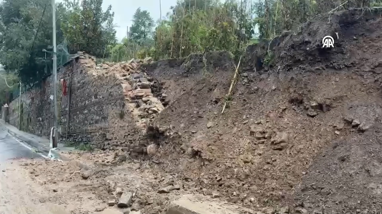 Yağış sonrası çöken istinat duvarı ve yola yayılan molozlar.