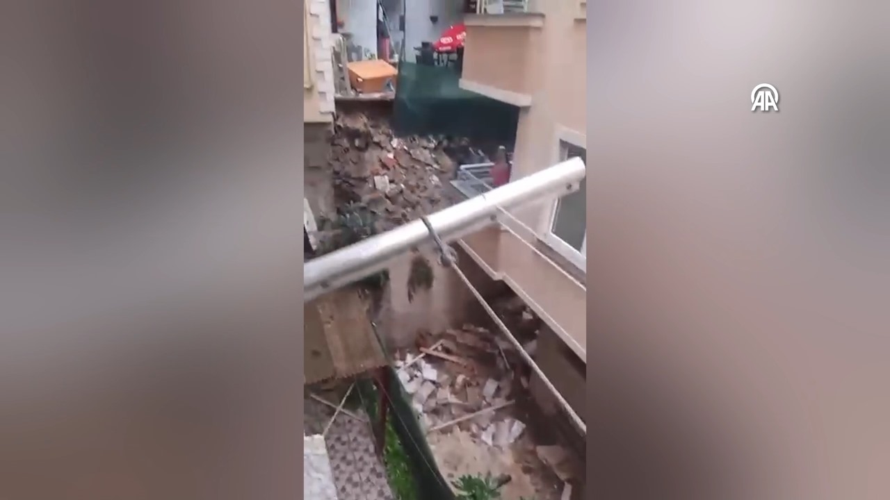 Apartman çevresinde çöken istinat duvarı ve yığılan molozlar.