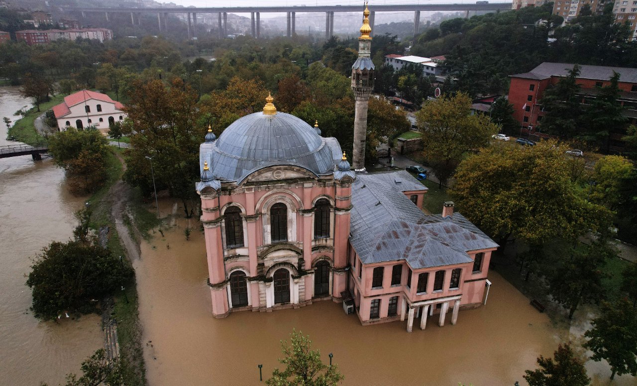 Kağıthane’de Sadabad Camisi çevresindeki taşkının havadan görüntüsü.