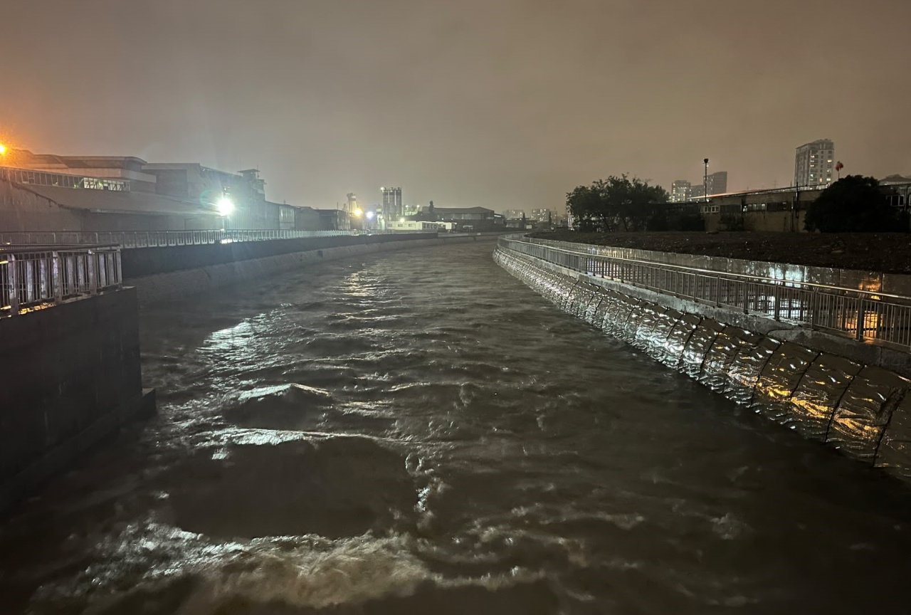 Gece saatlerinde su seviyesi yükselen Ayamama Deresi.