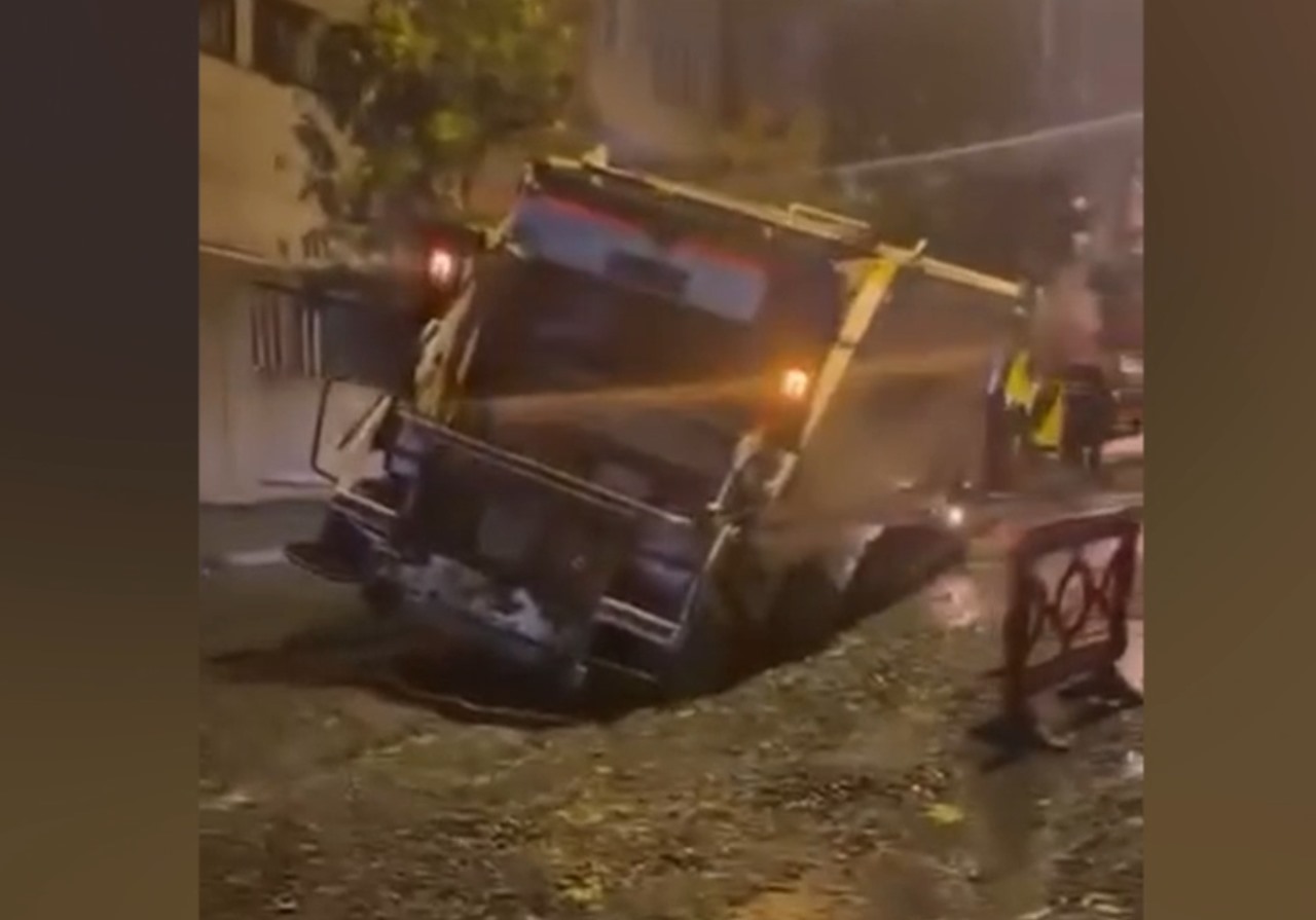 Yağış sonrası yolda oluşan çukura düşen belediye aracı.