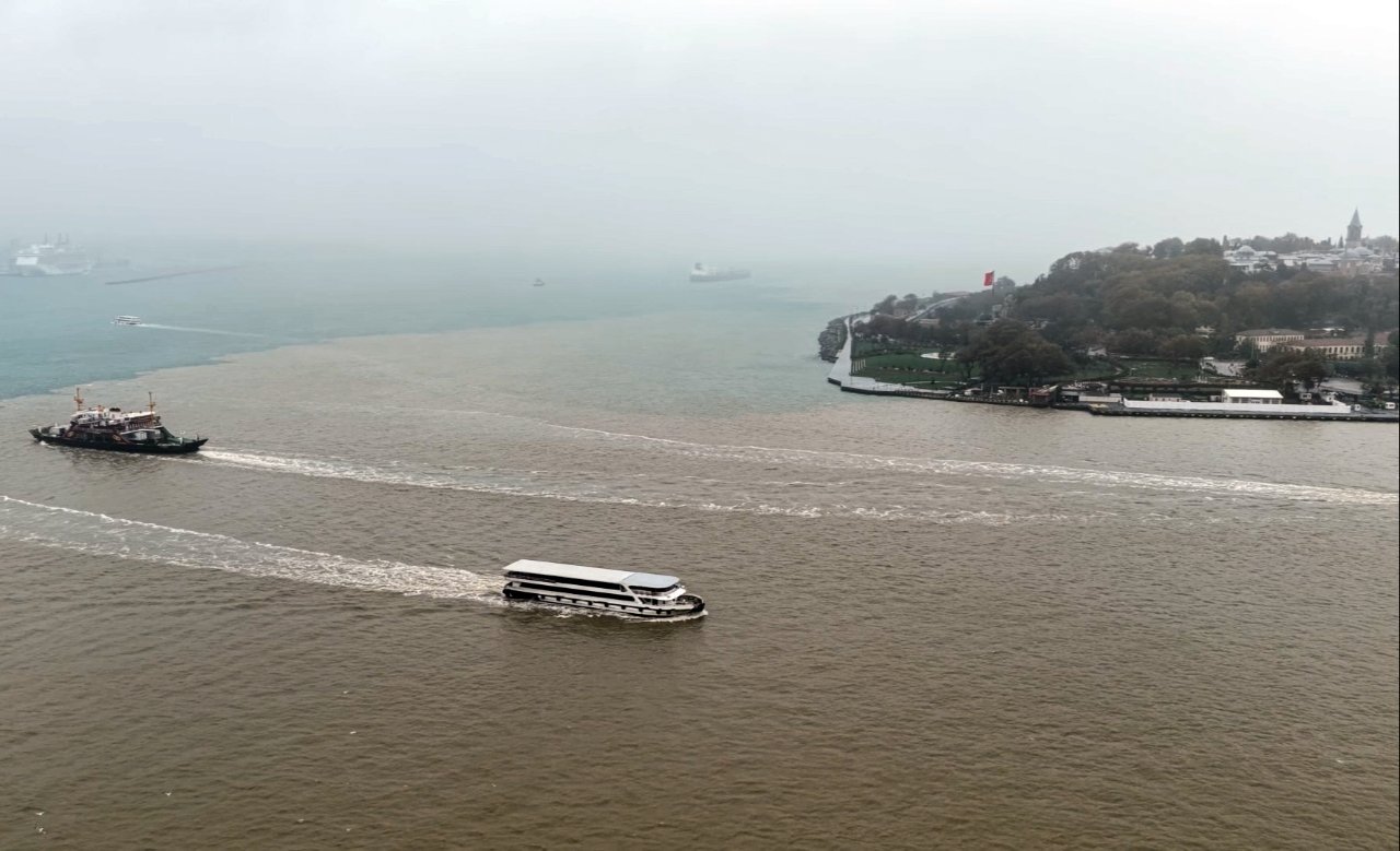 İstanbul Boğazı’nda kahverengiye dönen su ve deniz trafiği.