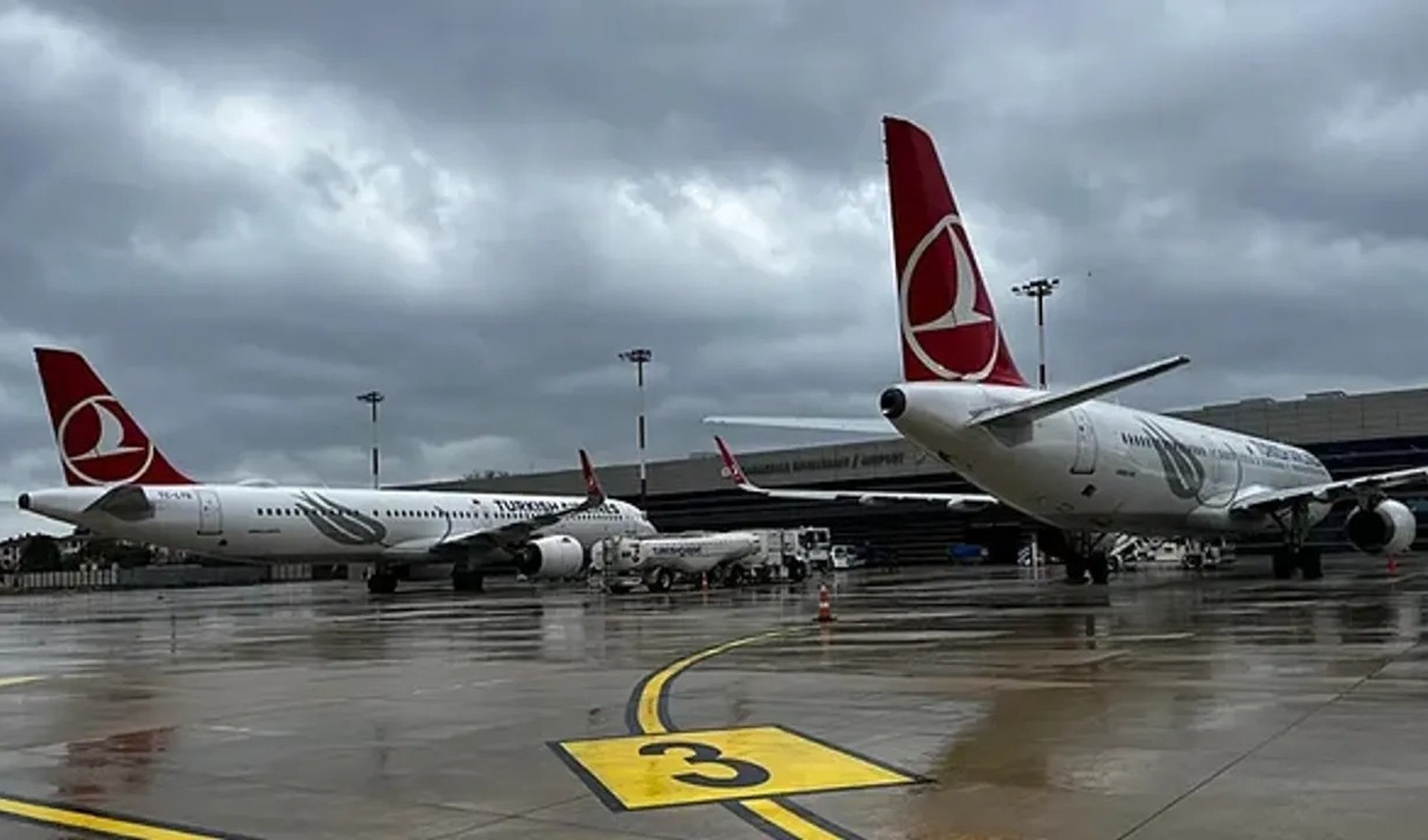 İstanbul’da 46 uçak rotasını değiştirdi