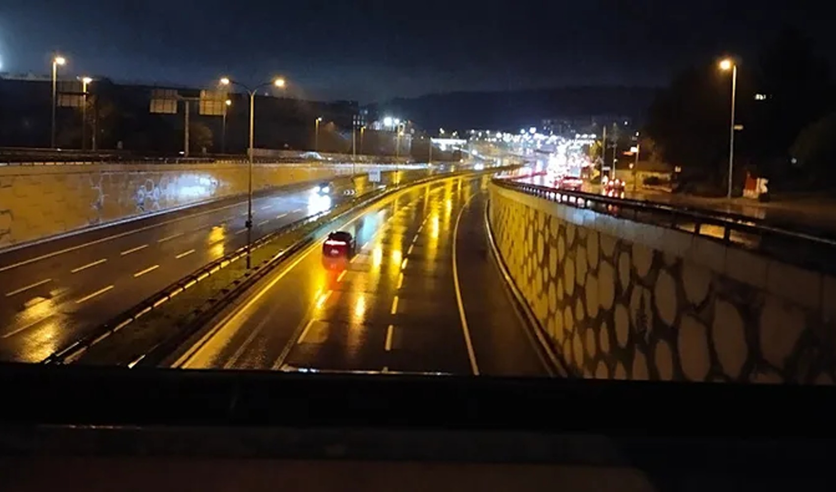 Şile Otoyolu’nda su taşkını: Trafik yan yola verildi