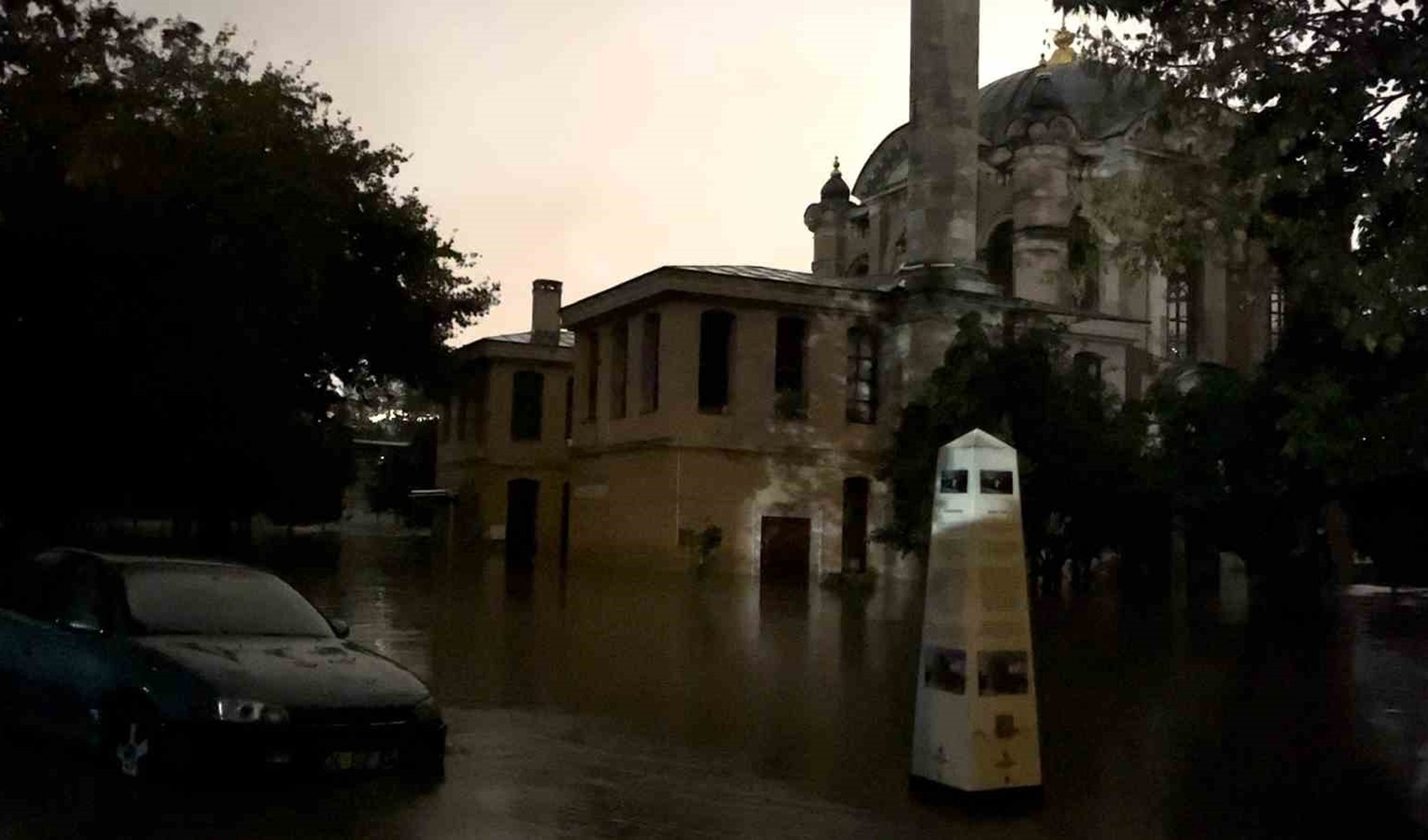 Kağıthane Deresi taştı: Tarihi Sadabad Camisi ve Sedef Atölyesi sular altında kaldı