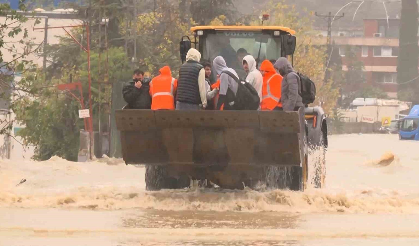 İstanbul sele teslim: Ayazağa'da mahsur kalanlar iş makinesiyle kurtarıldı