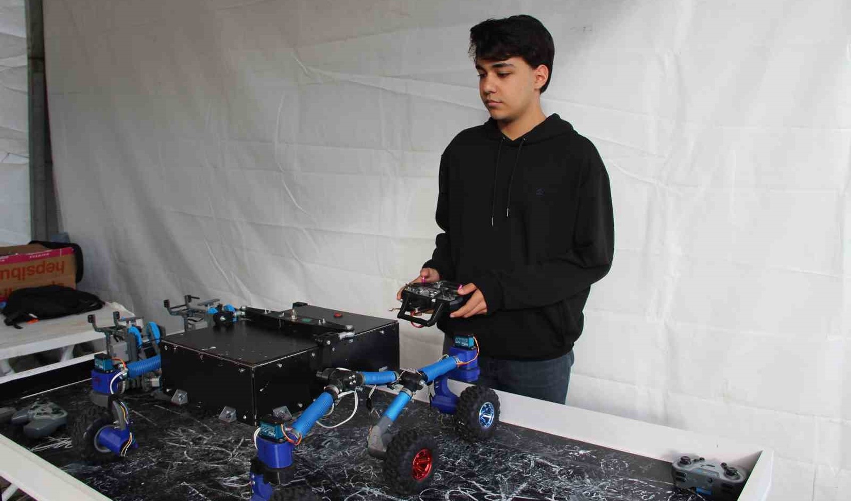 Depremi yaşayan lise öğrencisinden arama kurtarma robotu