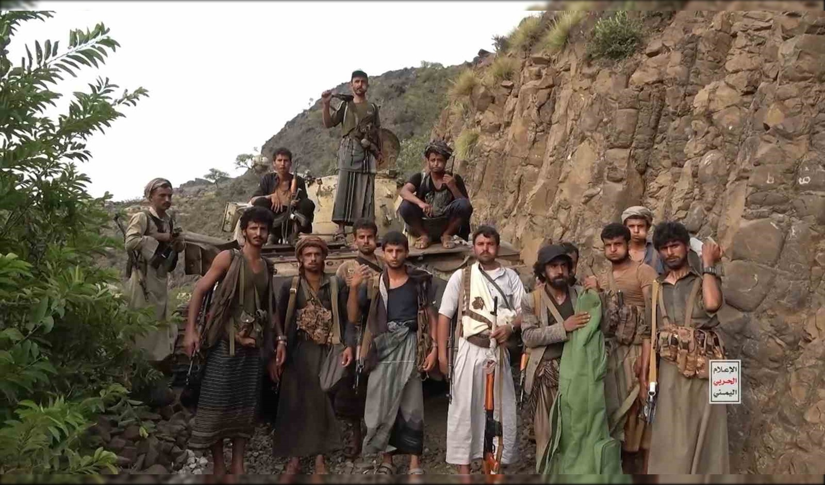 Husiler'den Yemen hükümetinin Meaşık Başkanlık Sarayı'na füzeli saldırı: 2 ölü