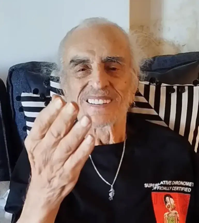 İleri yaşlarında ev ortamında gülümseyen Alpay Nazikioğlu.