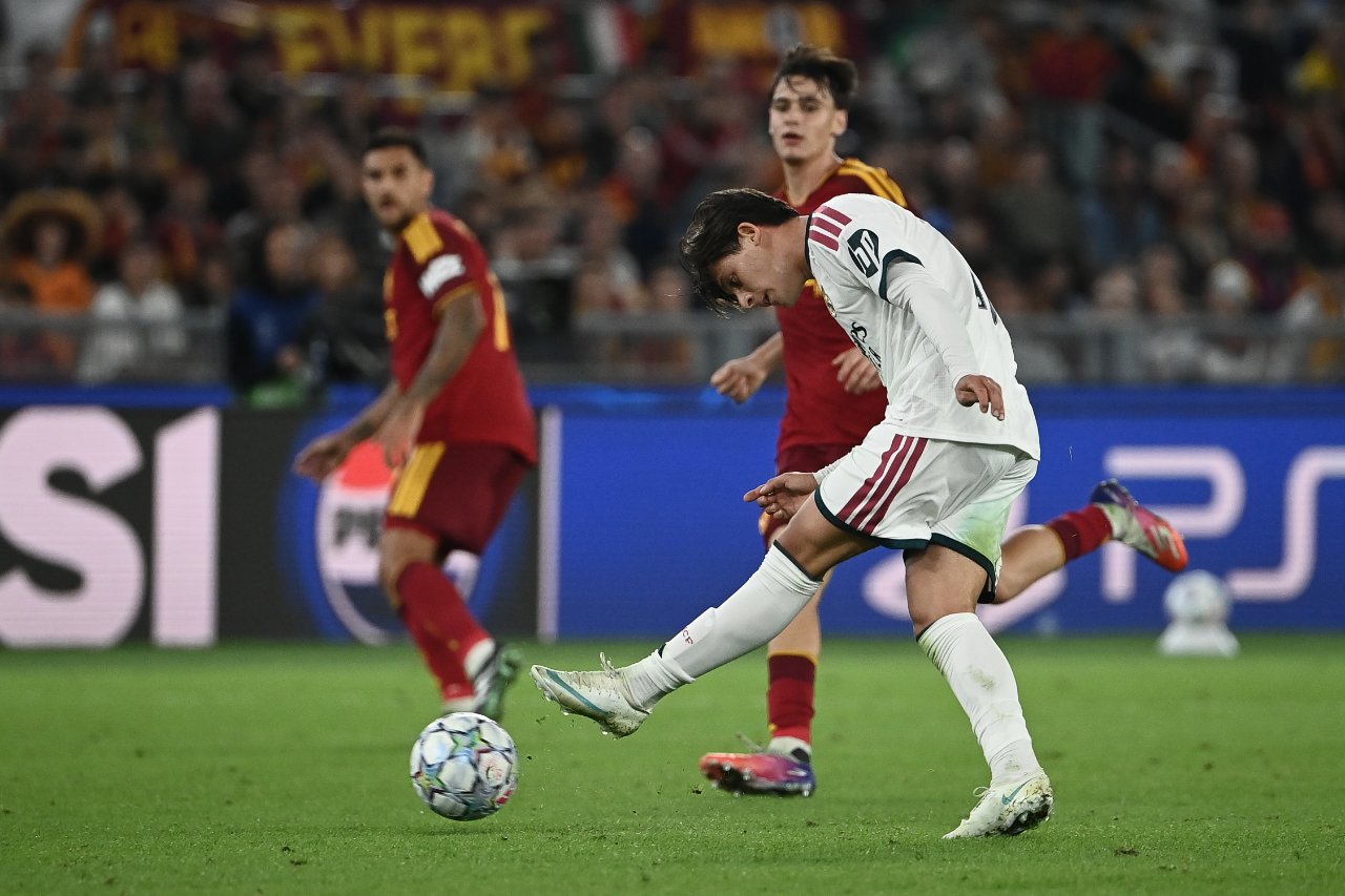 Roma ile Real Madrid arasında oynanan Şampiyonlar Ligi maçından saha içi mücadele görüntüsü.