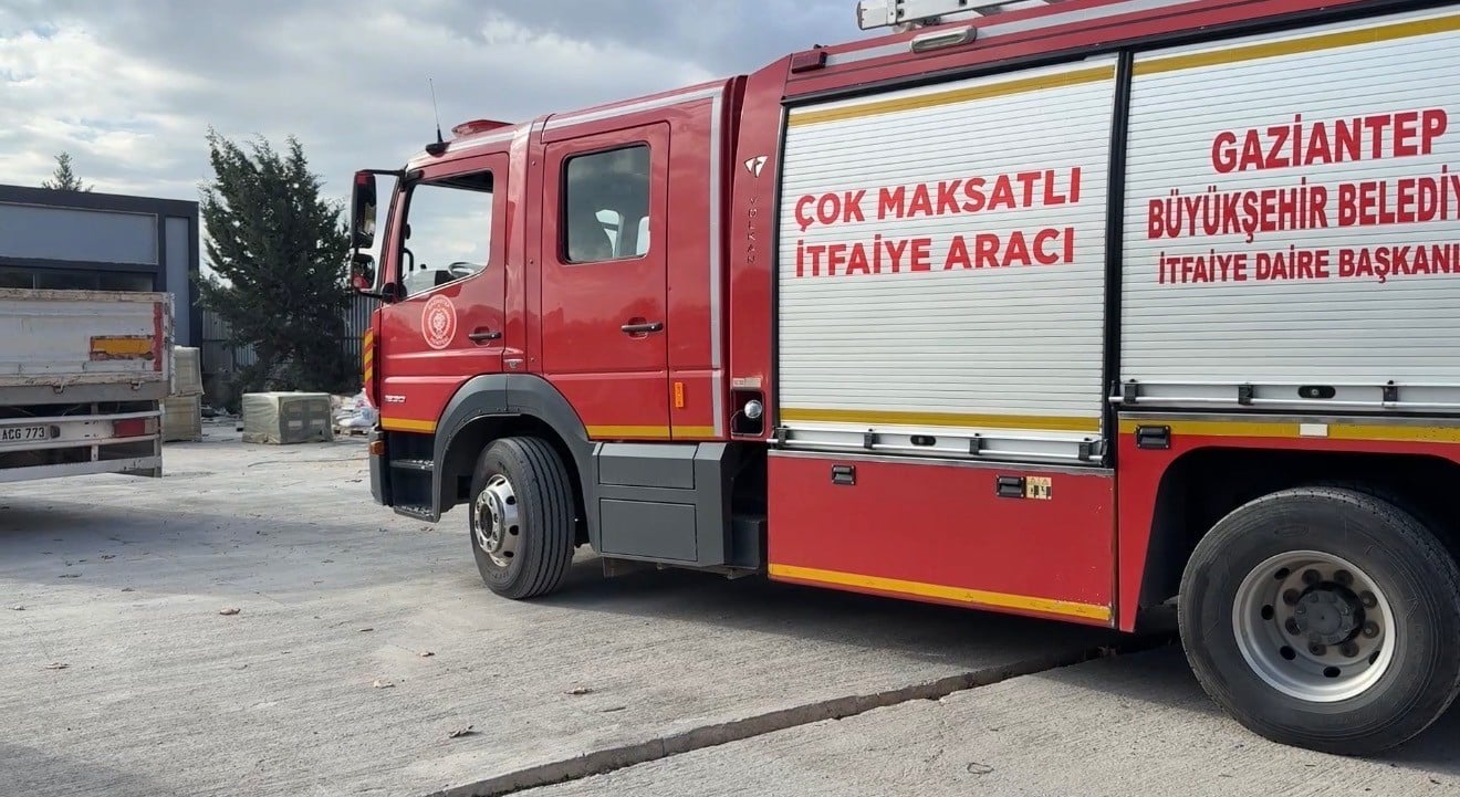Gaziantep Büyükşehir Belediyesi itfaiye aracının olay yerinde bulunduğu görüntü.