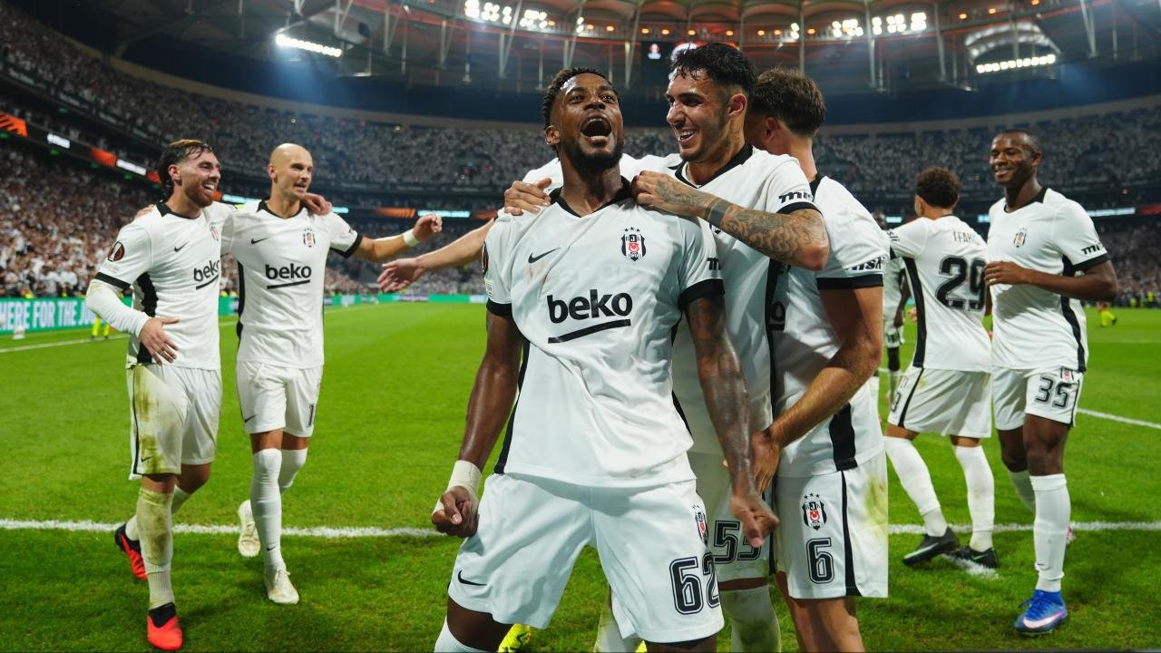 Stadyumda Beşiktaşlı futbolcuların sevinç yaşadığı maç görüntüsü.