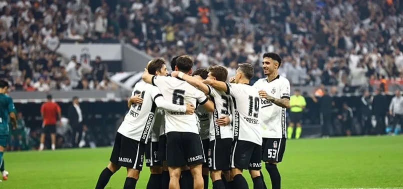 Beşiktaşlı futbolcuların saha içinde bir araya geldiği maç görüntüsü.
