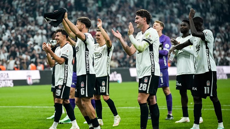 Beşiktaşlı futbolcuların tribünleri selamladığı maç sonrası görüntüsü.