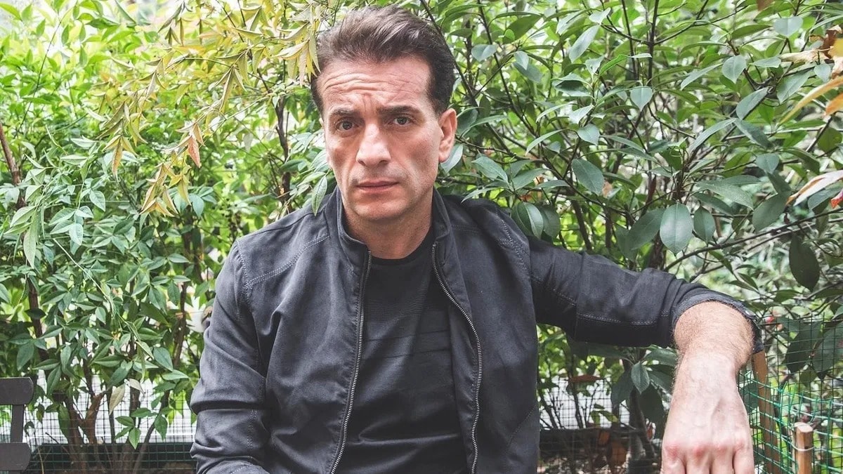 Portrait de Murat Cemcir pris en extérieur.