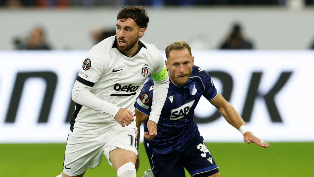 Beşiktaşlı Orkun Kökçü, Hoffenheim maçında rakip oyuncuyla mücadele ederken.
