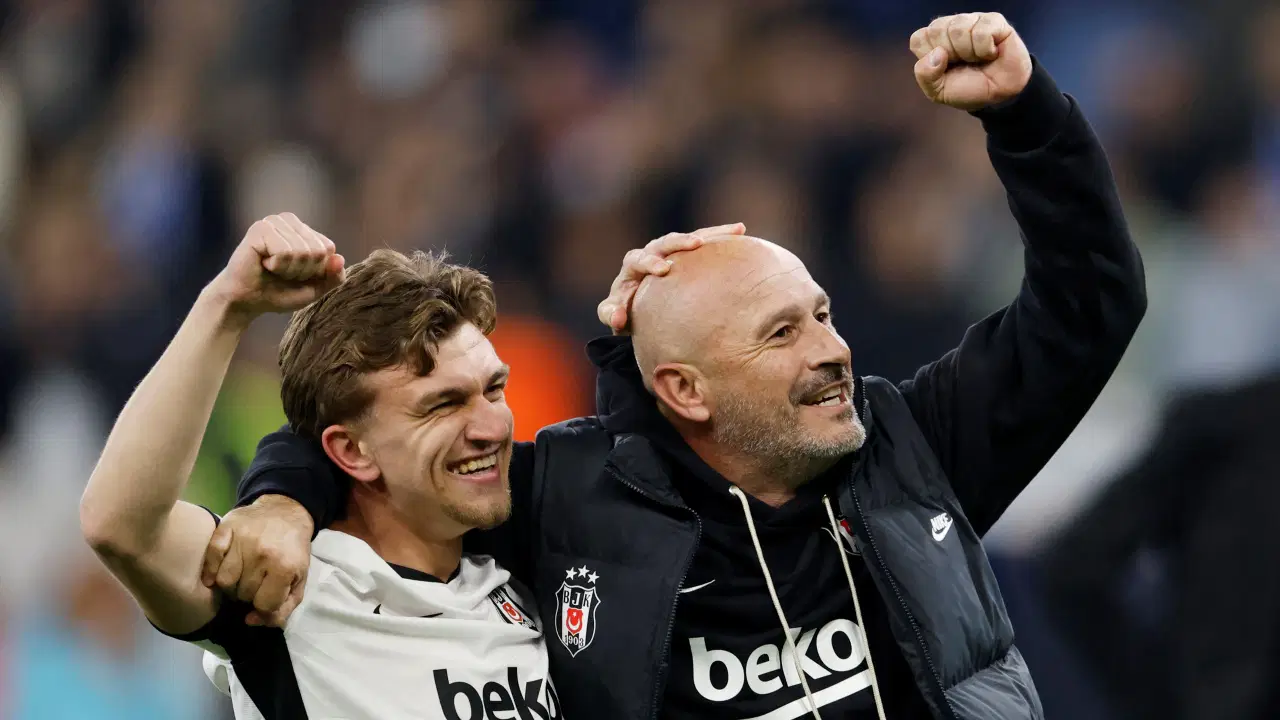 Beşiktaş Teknik Direktörü Vincenzo Italiano, bir futbolcusuyla birlikte galibiyeti kutlarken.