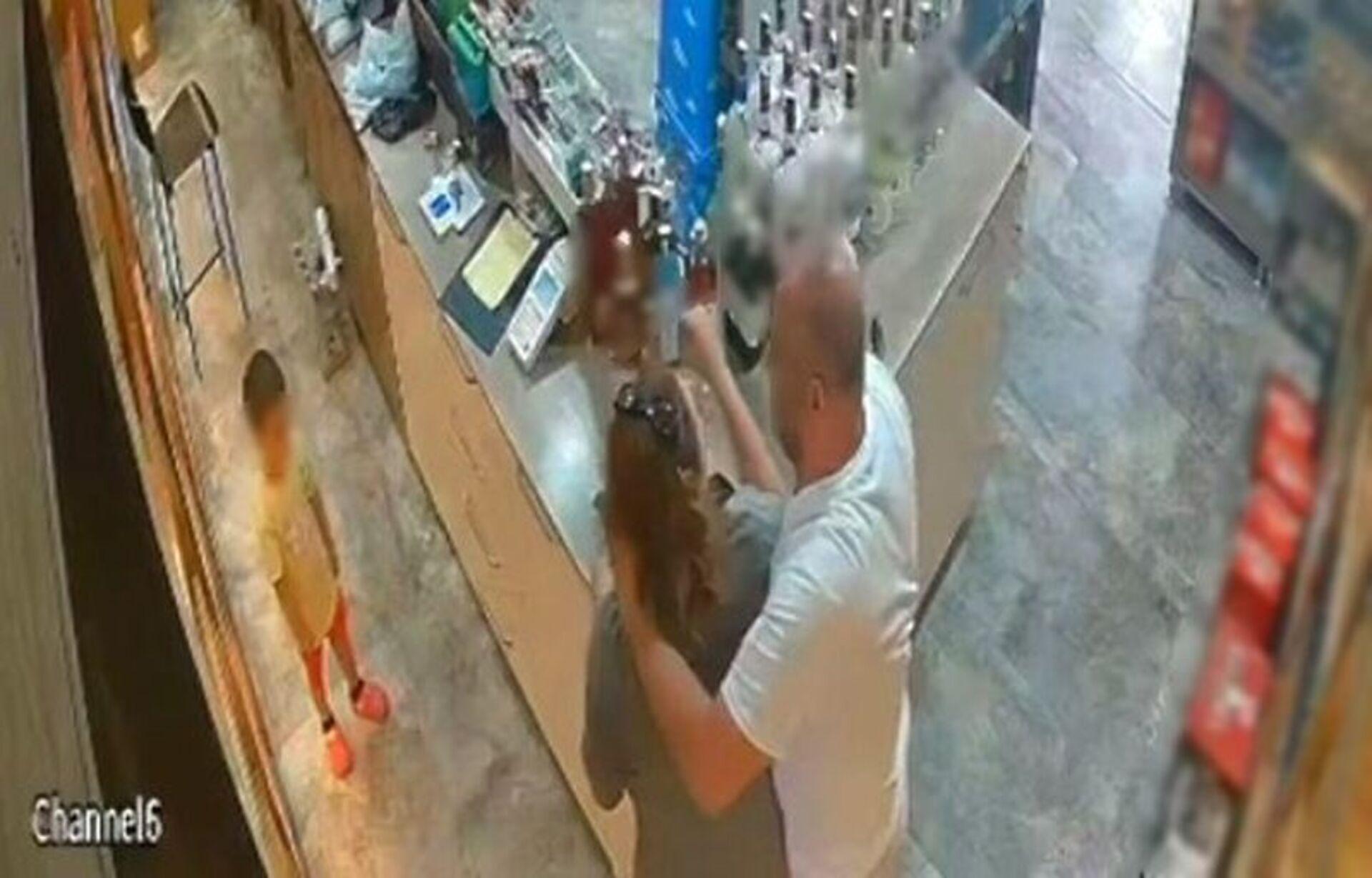 Tekel bayiinde güvenlik kamerasına yansıyan saldırı anı; görüntülerde kişilerin yüzleri bulanıklaştırılmış.