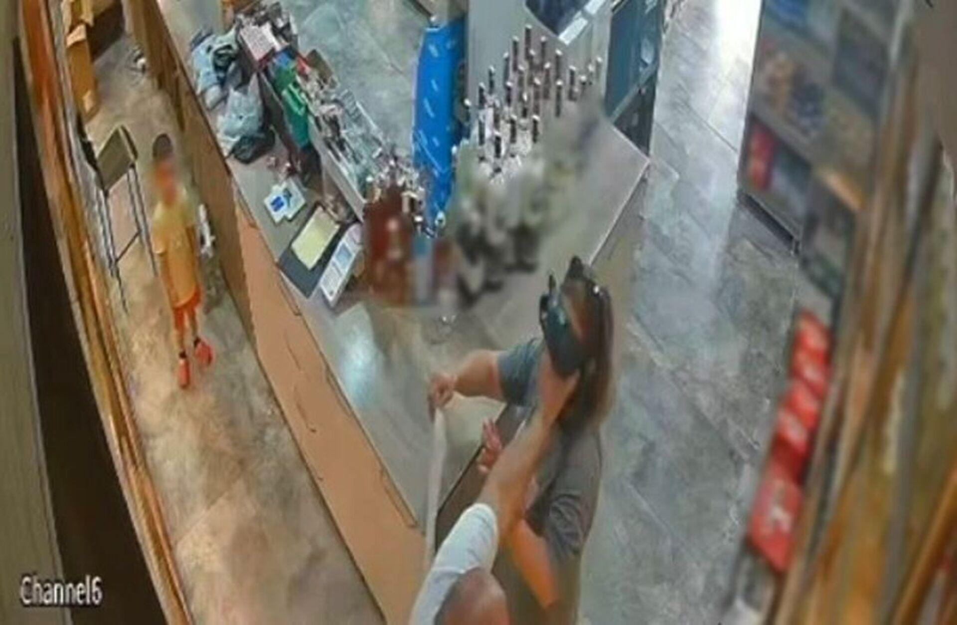 İş yerinin güvenlik kamerasından alınan görüntüde saldırı sonrası yaşanan panik anları görülüyor.