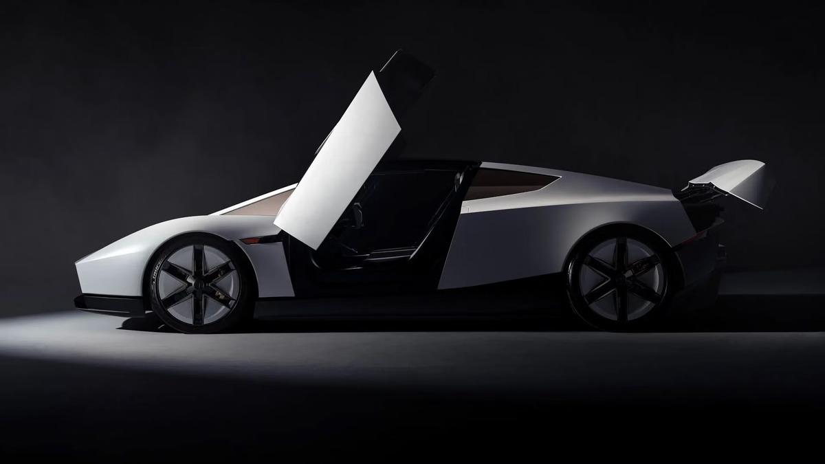 Vista laterale della nuova Tesla Roadster; la portiera e la parte aerodinamica posteriore sono visibili aperte.