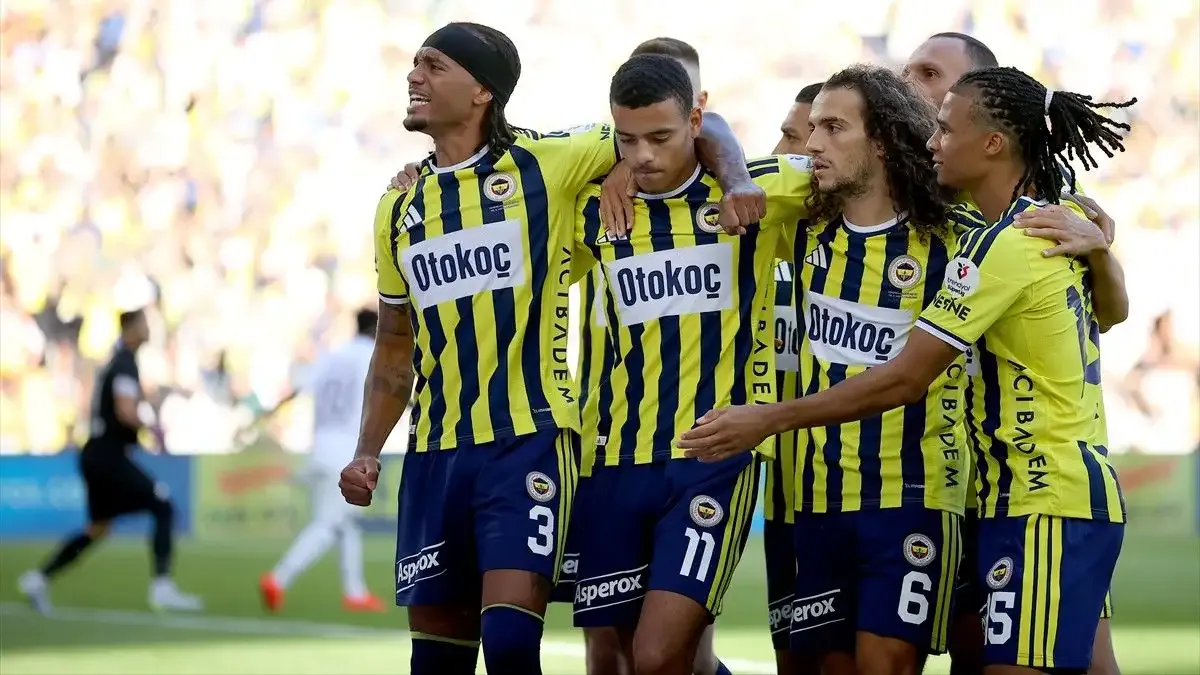 Fenerbahçeli futbolcular maç sırasında bir arada görülüyor.