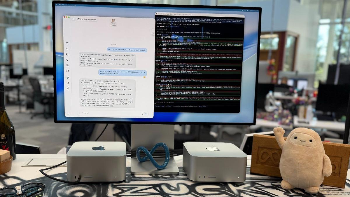 Bir çalışma masasında Apple bilgisayarlar ve ekranda kod penceresi ile sohbet arayüzü görülüyor.