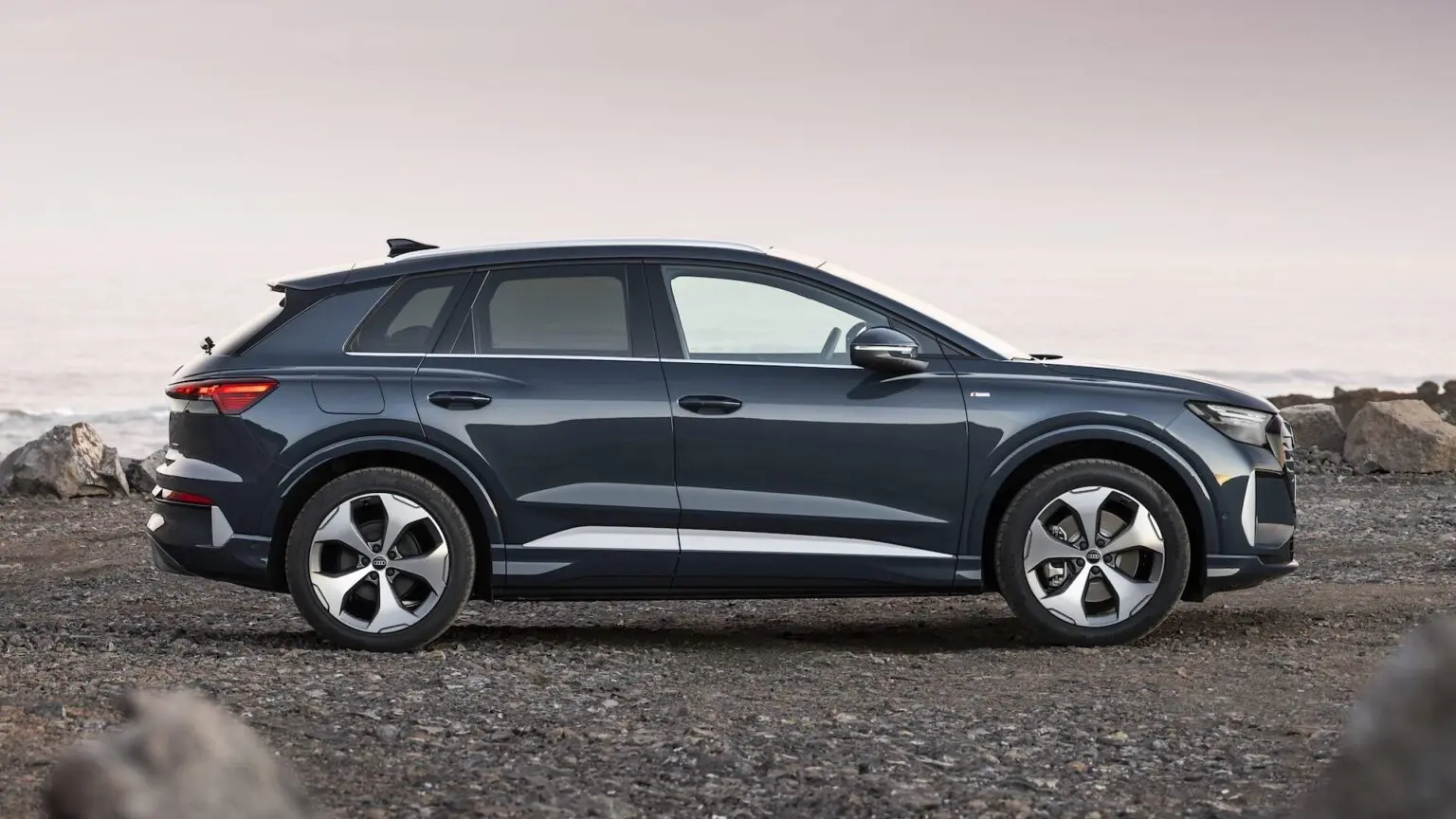 Yeni Audi Q4 e-tron Türkiye’de satışta: Elektrikli SUV’un tasarımı, menzili ve şarj detayları