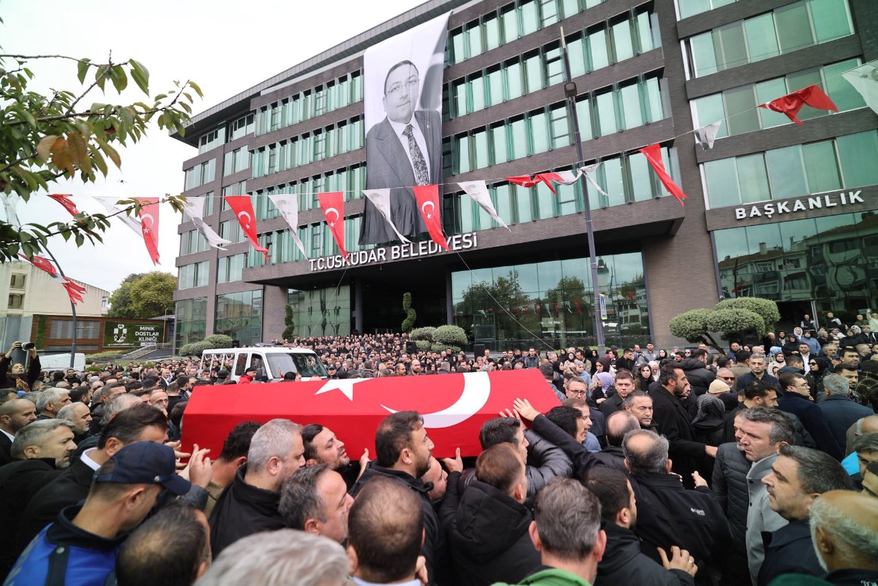 Üsküdar Belediyesi binası önünde toplanan kalabalık ve Türk bayrağına sarılı tabut.