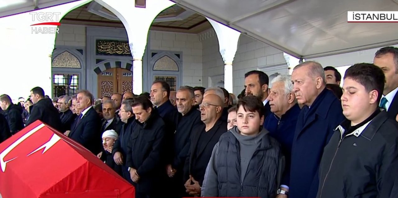 Marmara İlahiyat Camii avlusunda cenaze namazı için saf tutan kalabalık ve Cumhurbaşkanı Erdoğan.