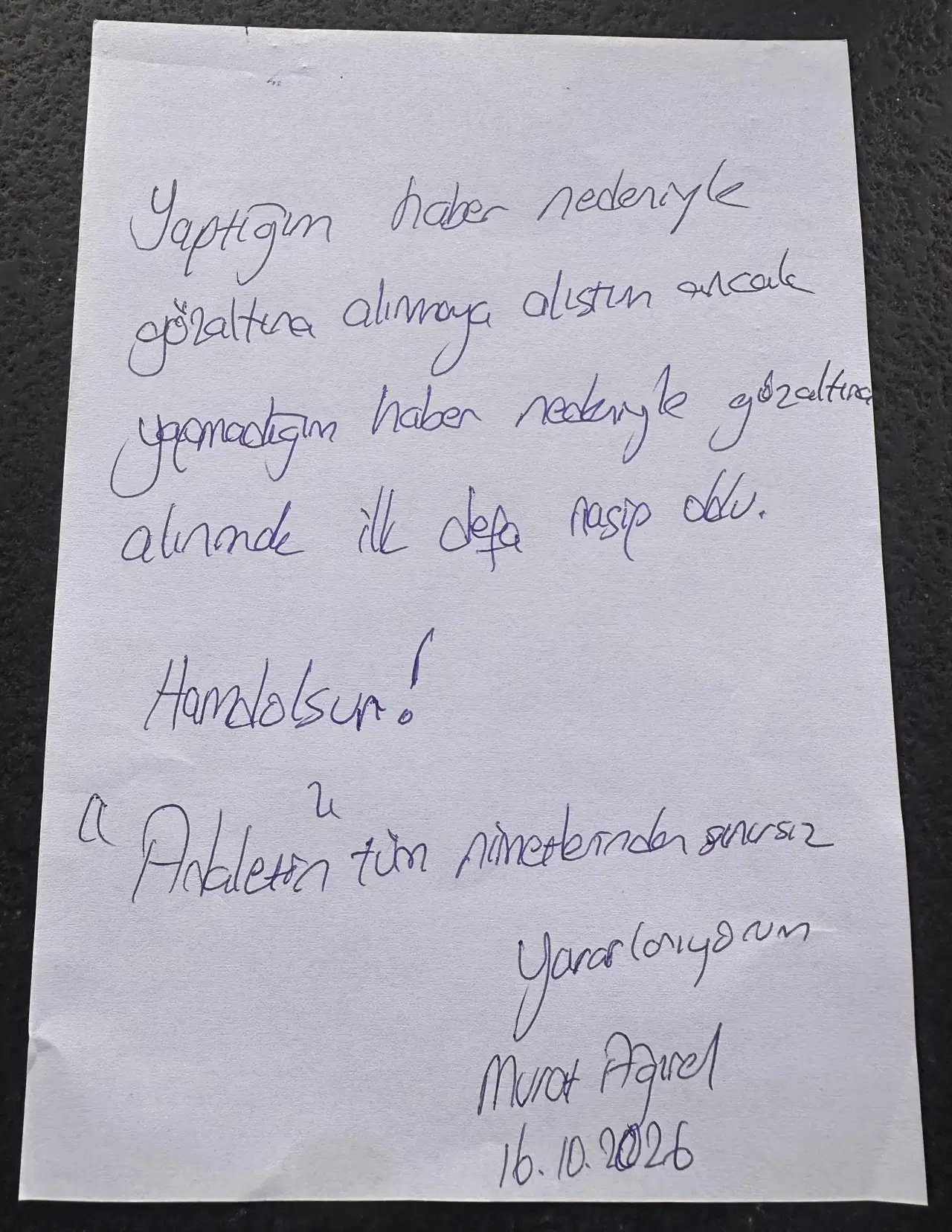 Beyaz kâğıt üzerine el yazısıyla yazılmış, Murat Ağırel imzalı mesaj görseli.