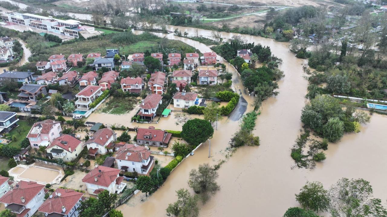 Area residenziale sommersa dall'acqua a causa dell'esondazione, vista dall'alto.
