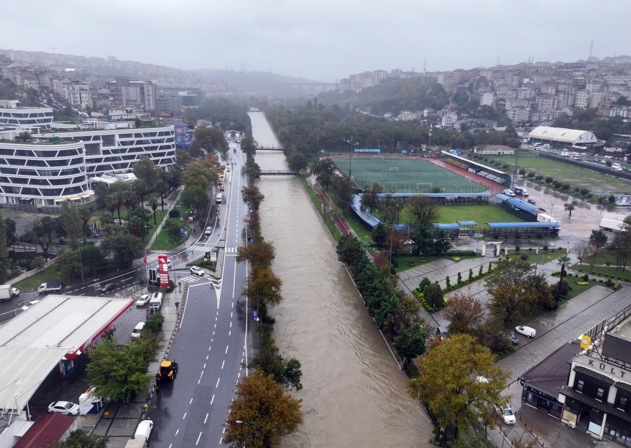 Veduta aerea di un torrente che attraversa la città e delle strade circostanti durante il maltempo.